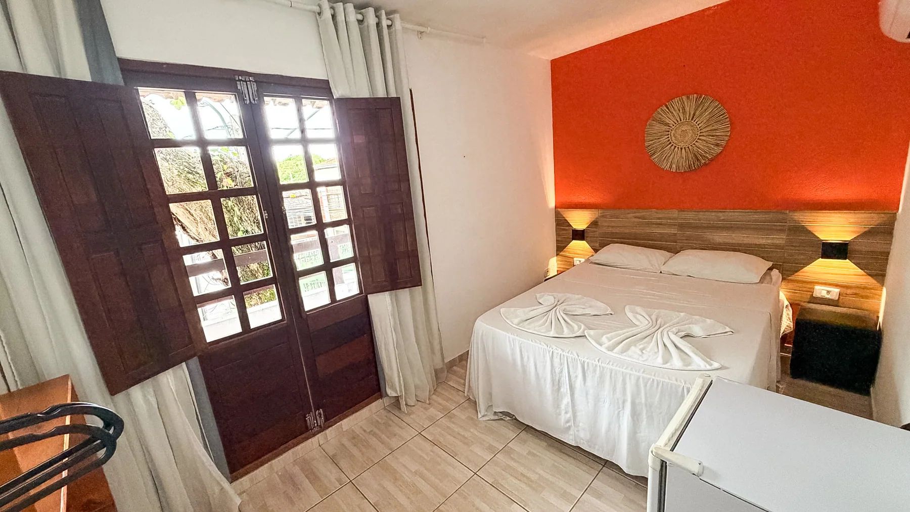 Acomodação com janela e cama de casal
